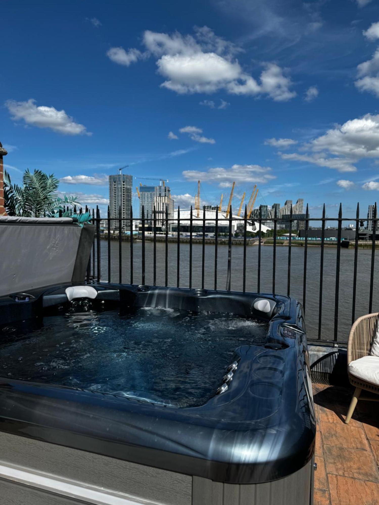 3 X Bedroom Riverside Flat With Hot Tub On Roof Terrace London Kültér fotó