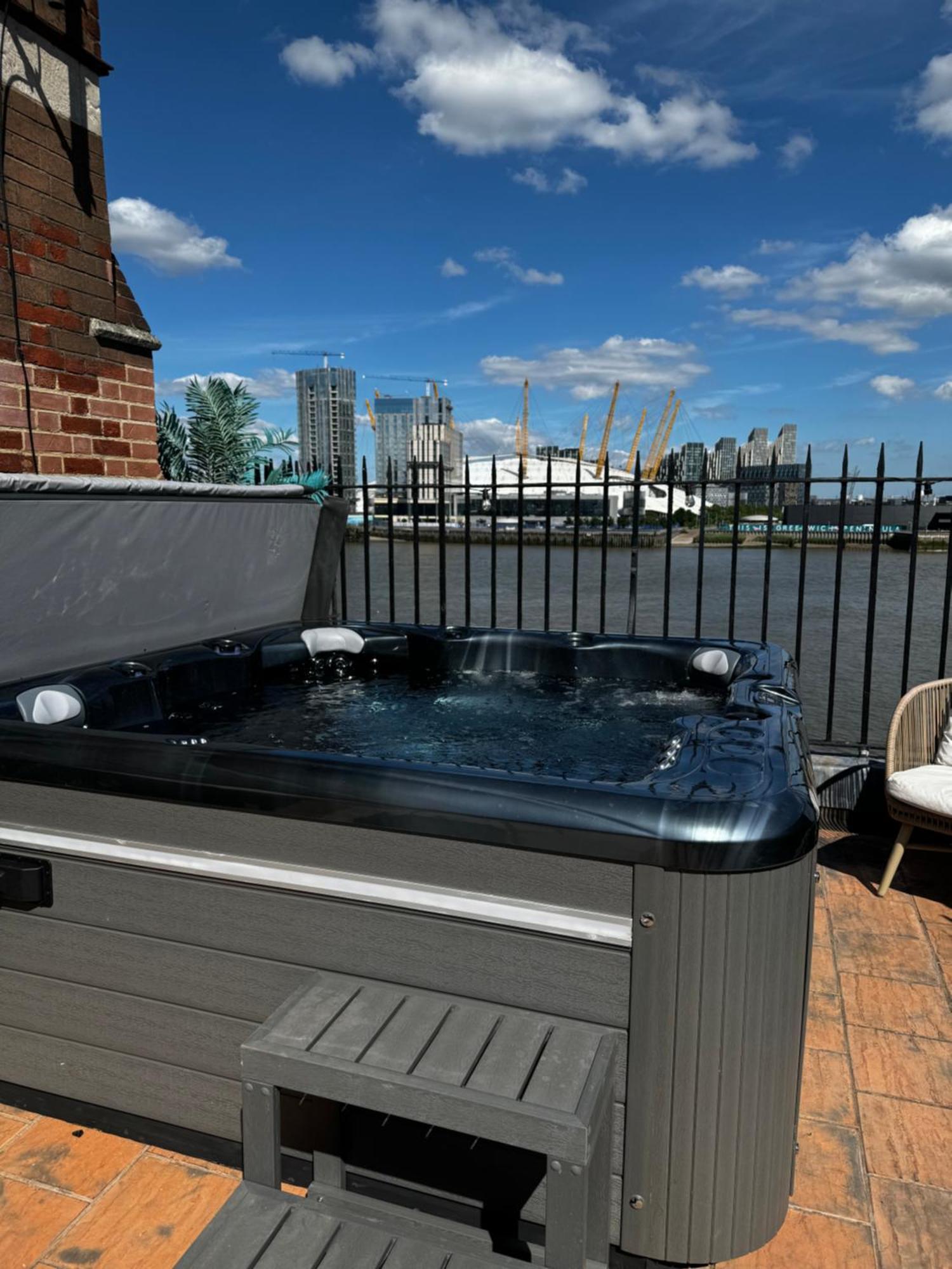 3 X Bedroom Riverside Flat With Hot Tub On Roof Terrace London Kültér fotó